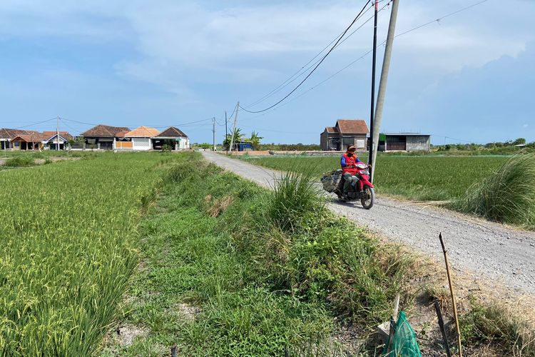 Jalanan depan rumah Sumarlin yang masih berupa batu sirtu untuk mengatasi banjir di Desa Banjarasri, Tanggulangin