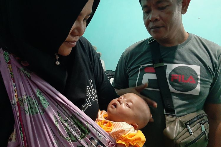 Salah seorang perawat Dian Ika (41) dari Pekerja Sosial Masyarakat (PSM) yang ditugaskan mengasuh bayi Bilqis saat Nurul sedang mencari nafkah.