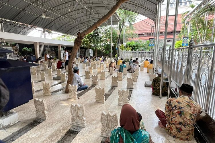 Suasana ziarah beberapa pengunjung di wisata religi Sunan Ampel Surabaya pada 10 malam terakhir Ramadhan 2026.