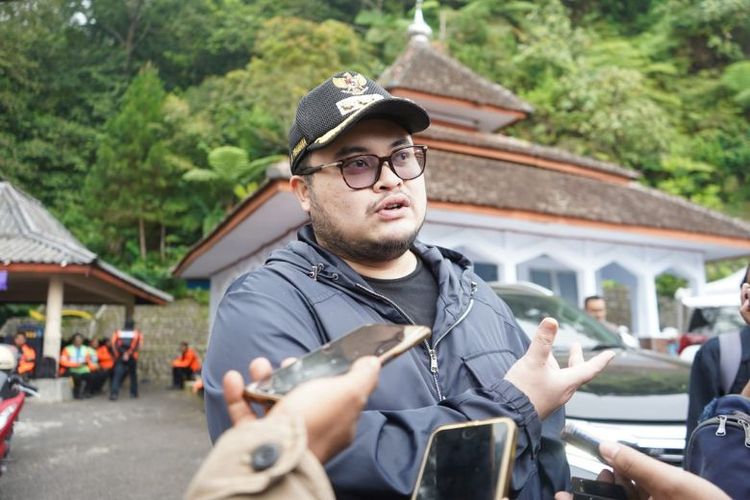 Bupati Kediri Hanindhito Himawan Pramana saat meninjau langsung ke obyek wisata Air Terjun Dolo. 