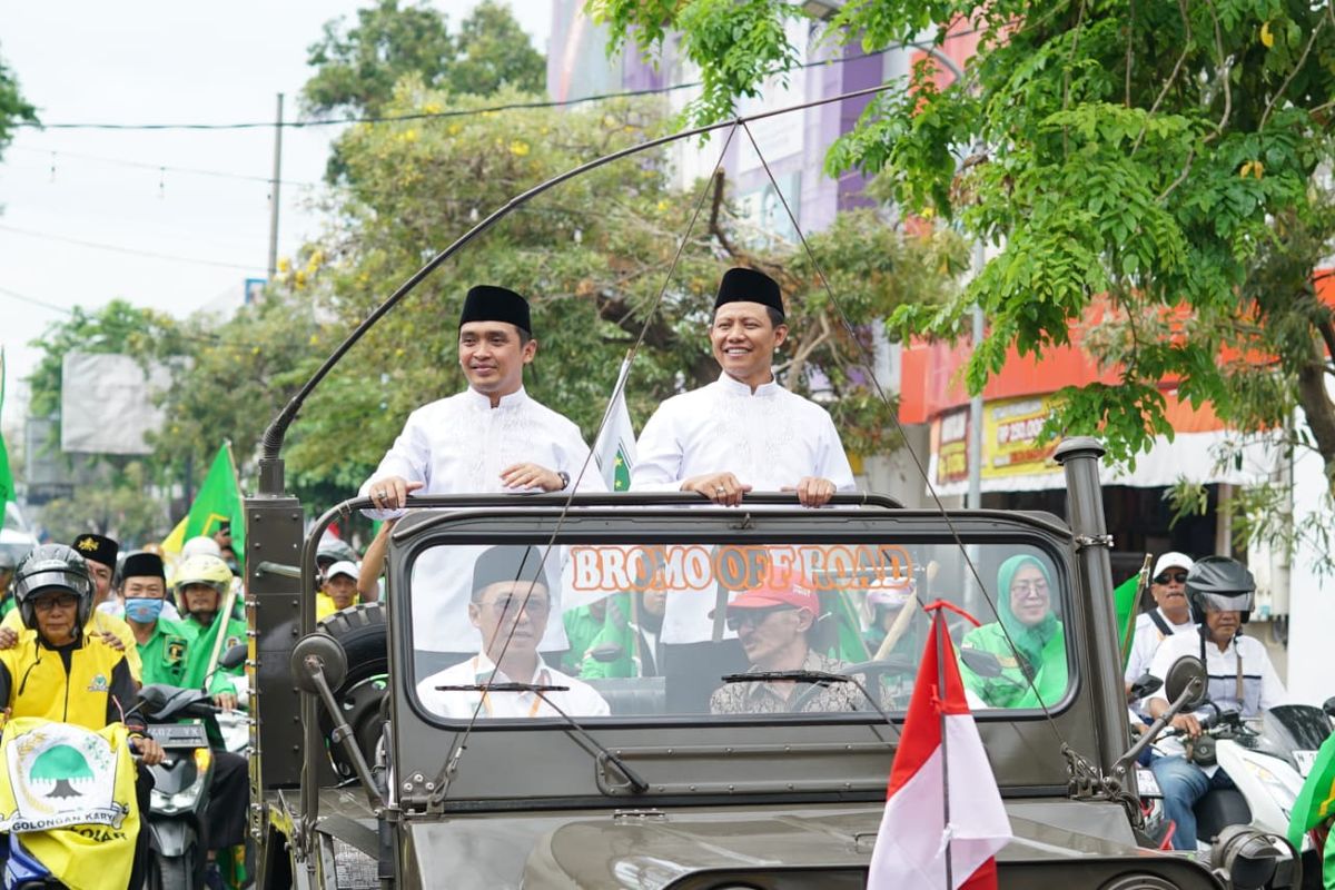 Pasangan Calon Tunggal Adi Wibowo - Mokhamad Nawawi saat mendaftar ke kantor KPU Kota Pasuruan. Paslon tersebut melawan kotak kosong pada 27 November 2024 nanti.  (27/8/2024) 