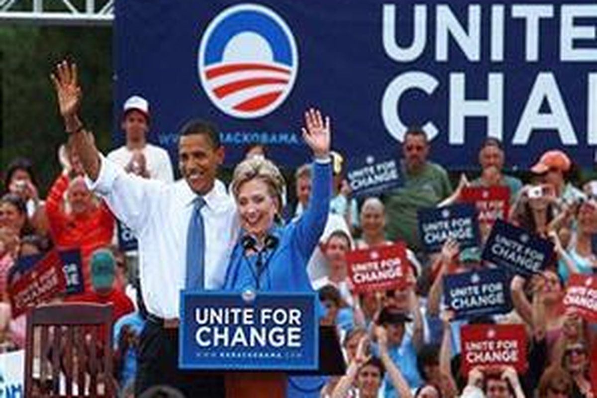 Senator Barack Obama bersama mantan rivalnya Hillary Rodham Clinton bersatu mengadakan kampanye gabungan untuk pertama kalinya sejak berakhirnya pemilihan pendahuluan pada tanggal 27 Juni 2008 di Unity, New Hampshire. 