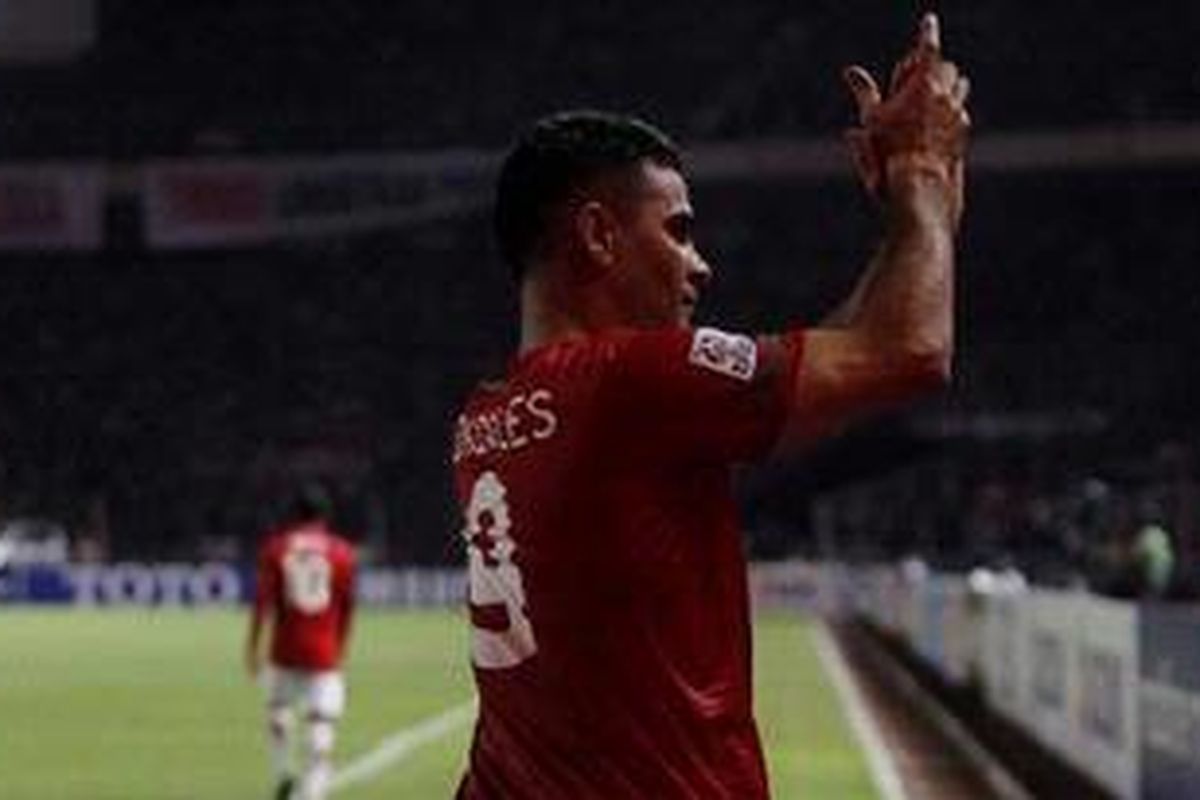 Penyerang Timnas Indonesia, Christian Gonzales, merayakan golnya ke gawang Filipina, dalam semi final Piala AFF, di Stadion Utama Gelora Bung Karno, Kamis (16/12/2010). Indonesia akhirnya menang lewat gol tunggal Christian Gonzales, dan menjadi modal bagus dalam menghadapi semi final leg ke dua tanggal 19 Desember nanti. 