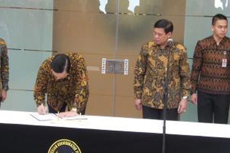 Serah terima jabatan Menteri Koordinator bidang Politik, Hukum dan Keamanan dari Tedjo Edhy Purdijatno ke Luhut Binsar Pandjaitan di Kantor Kemenko Polhukam, Kamis (13/8/2015).