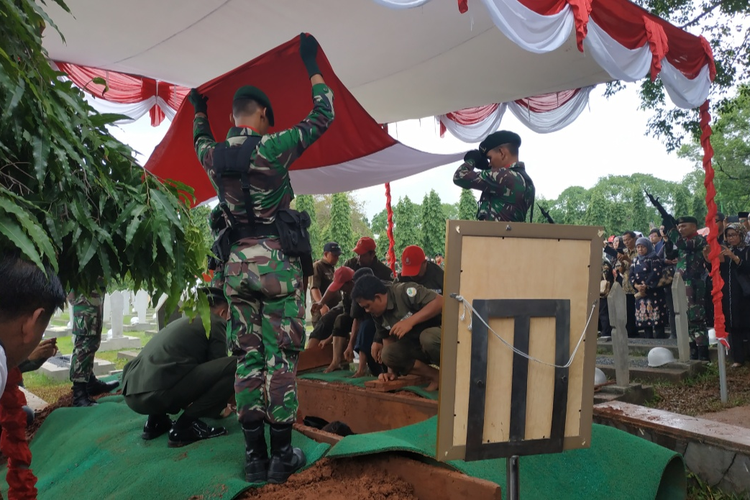 Pemakaman Mien Sugandhi di TMP Kalibata, Jakarta, Senin (6/1/2020).