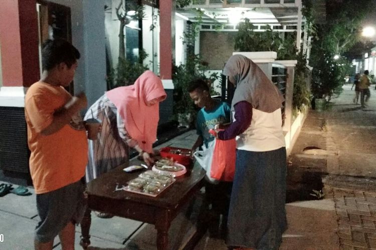 Warga Domenggalan, Kabupaten Demak, Jawa Tengah, saling berbagi dan bertukar makanan dalam tradisi Weh Huweh menyambut hari ke-21 Bulan Ramadhan, Sabtu (25/5/2019).