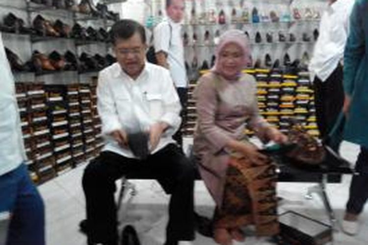 Calon Wakil Presiden RI, Jusuf Kalla mengunjungi toko sepatu JK Collection di Cibaduyut, Bandung, Jawa Barat, Kamis (29/5/2014), bersama istrinya, Mufidah Kalla.