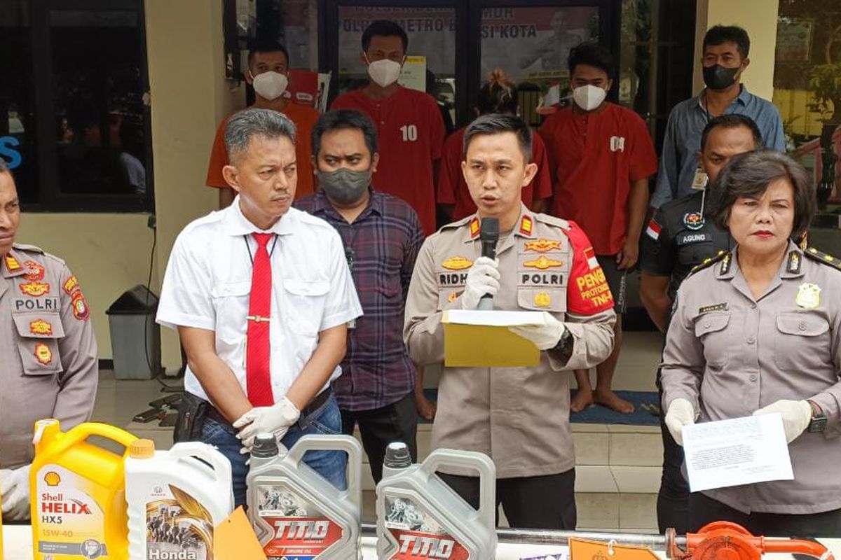 Kapolsek Bekasi Timur AKP Ridha Poetera Aditya (kedua dari kanan) saat menggelar konfrensi pers terkait peredaran oli palsu di Mapolsek Bekasi Timur, Senin (29/8/2022). Dalam konfrensi pers tersebut, empat orang tersangka turut dihadirkan karena diduga kuat mengedarkan oli palsu ke dalam kemasan berbagai merek. 