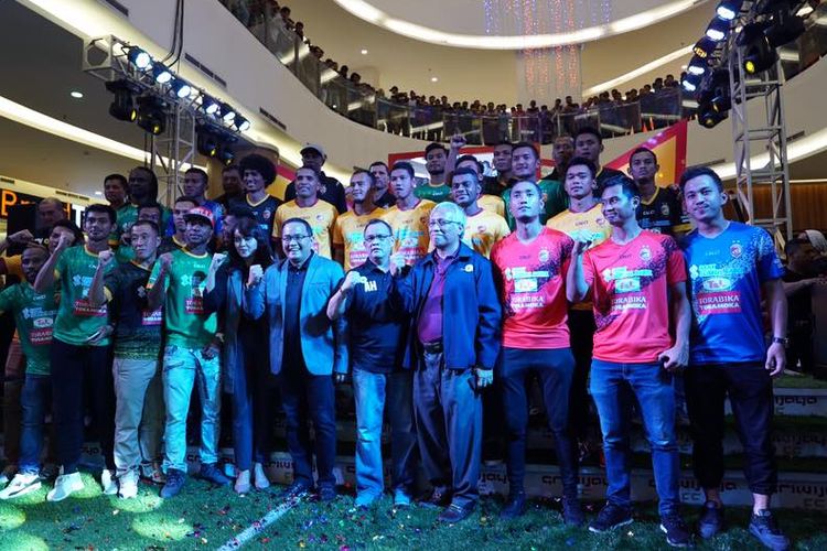 Presiden Sriwijaya FC, Dodi Reza Alex Noerdin bersama tim Sriwijaya FC dan official
