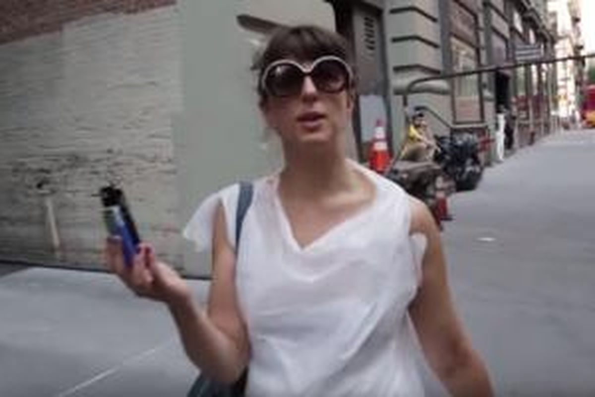 Seorang komedian asal Amerika Serikat, Jessica Delfino mencoba melakukan eksperimen yang cukup unik untuk menghindari pelecehan di jalan. 