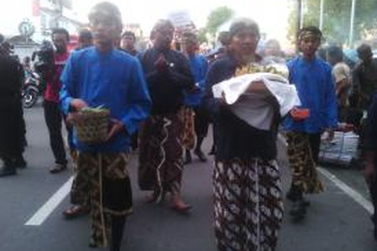 Peserta kirab budaya dalam rangka Haul Gus Dur 2013 saat melintasi Jalan Malioboro, Yogyakarta.