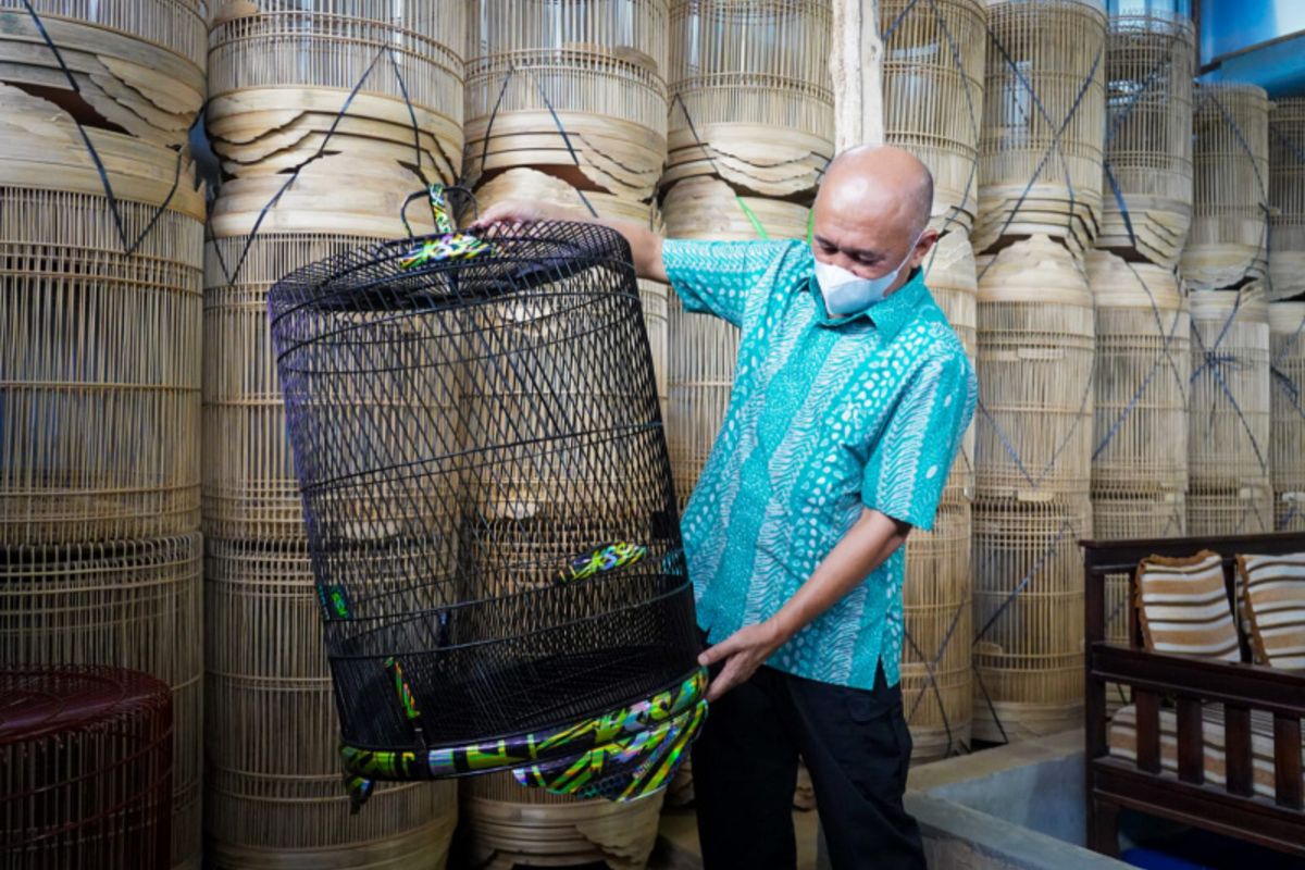 Menkop UKM Teten Masduki melihat sarang burung hasil pengrajin bambu di Kecamatan Selaawi yang memiliki pasaran yang luas dengan nilai ekonomi tinggi saat membuka event Selaawi Bambu Festival, Sabtu (17/12/2021)