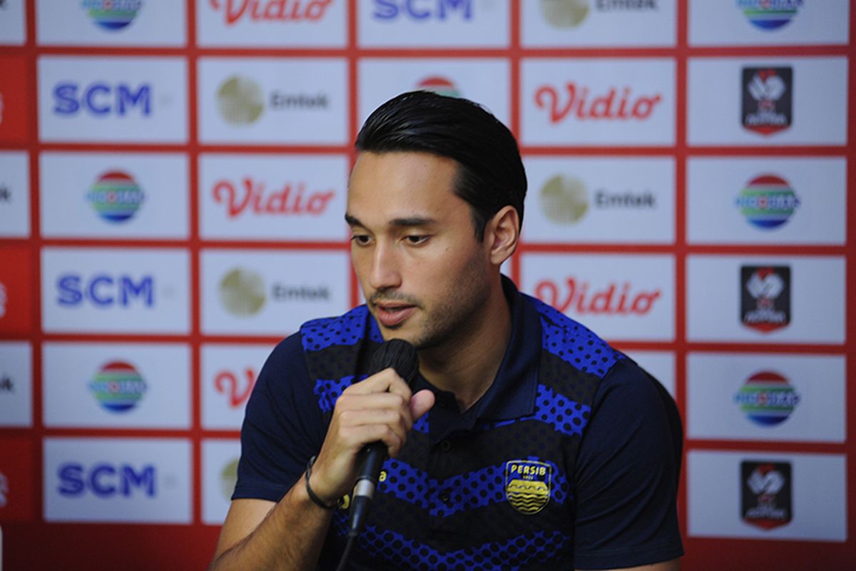 Penyerang Persib Bandung, Ezra Walian, dalam sesi konferensi pers jelang laga final leg pertama Piala Menpora 2021 melawan Persija Jakarta di Sleman, Rabu (21/4/2021).