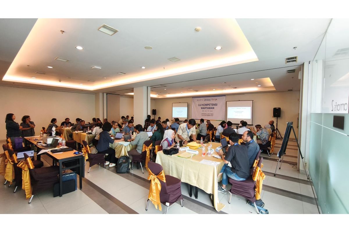 Para peserta mengikuti UKW di Surabaya.