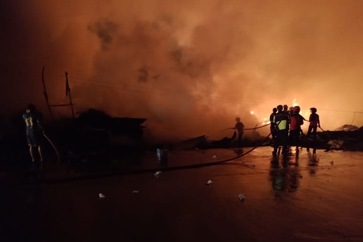 Kebakaran lapak palet dan rongsokan di Jalan Diponegoro, Kabupaten Bekasi, dekat perbatasan Kota Bekasi, belum padam sejak Rabu (10/3/2021) sore.