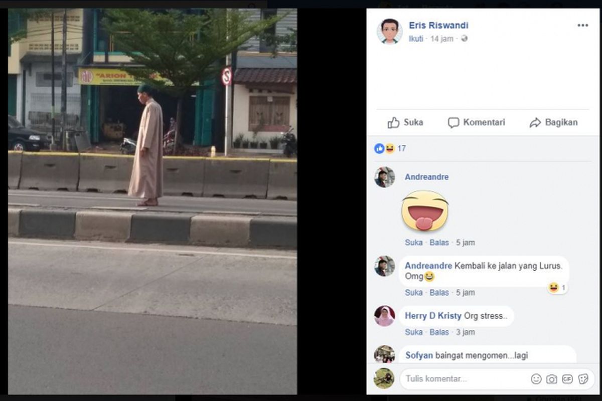 Seorang laki-laki bergamis yang shalat di tengah jalan viral di media sosial