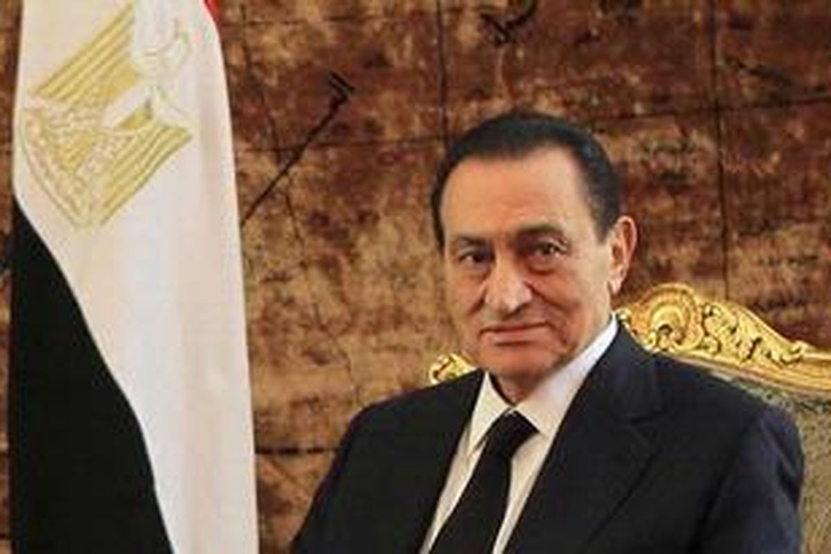Presiden Hosni Mubarak, pada 23 Juni 2010, saat menerima Presiden Chad Idris Derby di Kairo. Mantan presiden yang menjalani hukuman penjara seumur hidup itu dilaporkan dalam kondisi koma setelah mengalami stroke.