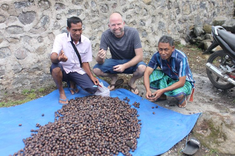 Foto : Wisatawan asing lagi asyik melihat rempah-rempah milik warga Desa Ululoga, Kecamatan Mauponggo, Kabupaten Nagekeo, NTT.