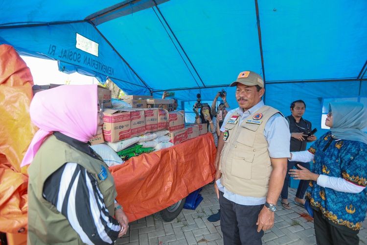 Penjabat Gubernur Provinsi Jawa Tengah, Nana Sudjana meninjau lokasi bencana banjir di Kabupaten Grobogan, Minggu (17/3/2024).