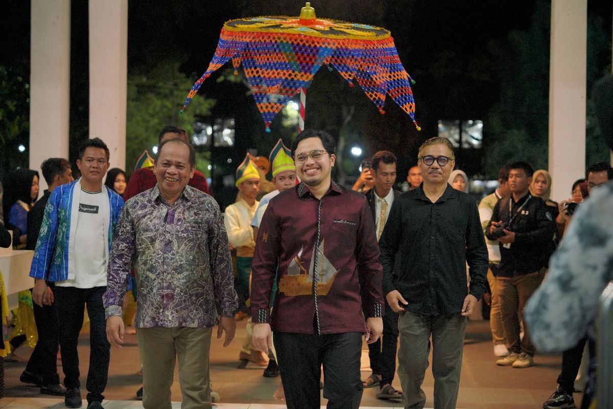 Bupati Hulu Sungai Tengah (HST) Aulia Oktafiandi dalam Peringatan Hari Tari Dunia 2024 dengan tema ?Dengan Tari Kita Peduli, Bersama Tari Membangun Generasi? di Pendopo HST, Minggu (28/4/2024).
