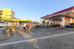 Antrean Pertalite Mengular 7 Jam Lebih di Pamekasan, Warga: Menyulitkan Rakyat
