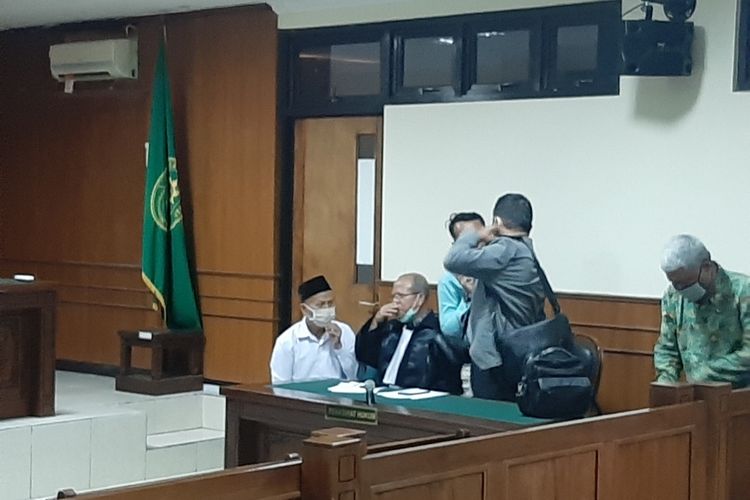Terdakwa R saar berdiskusi dengan tim kuasa hukum usai menjalani sidang di Pengadilan Negeri (PN) Sleman. Terdakwa R di vonis majelis hakim 1 tahun enam bulan penjara.