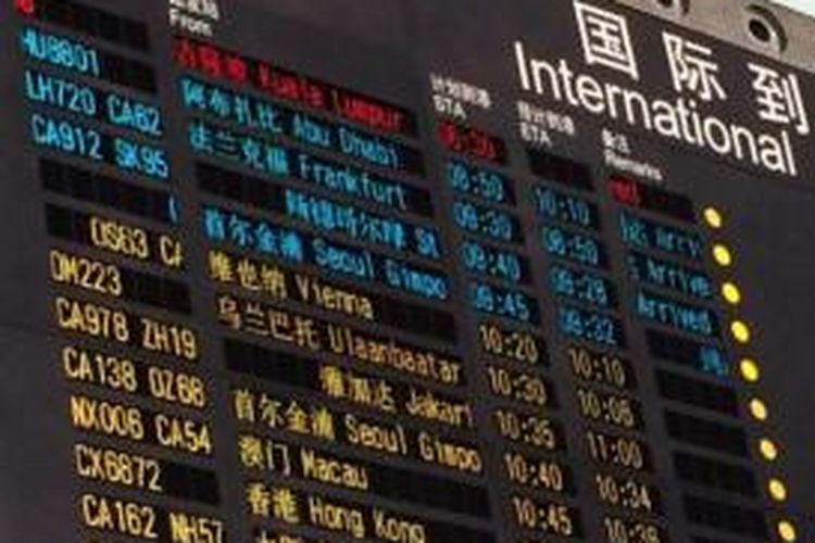 Papan informasi penerbangan di Terminal 3 Bandara Beijing, terlihat pesawat dari Kuala Lumpur yang seharusnya tiba pukul 06.30, ditandai warna merah, dan bertuliskan 