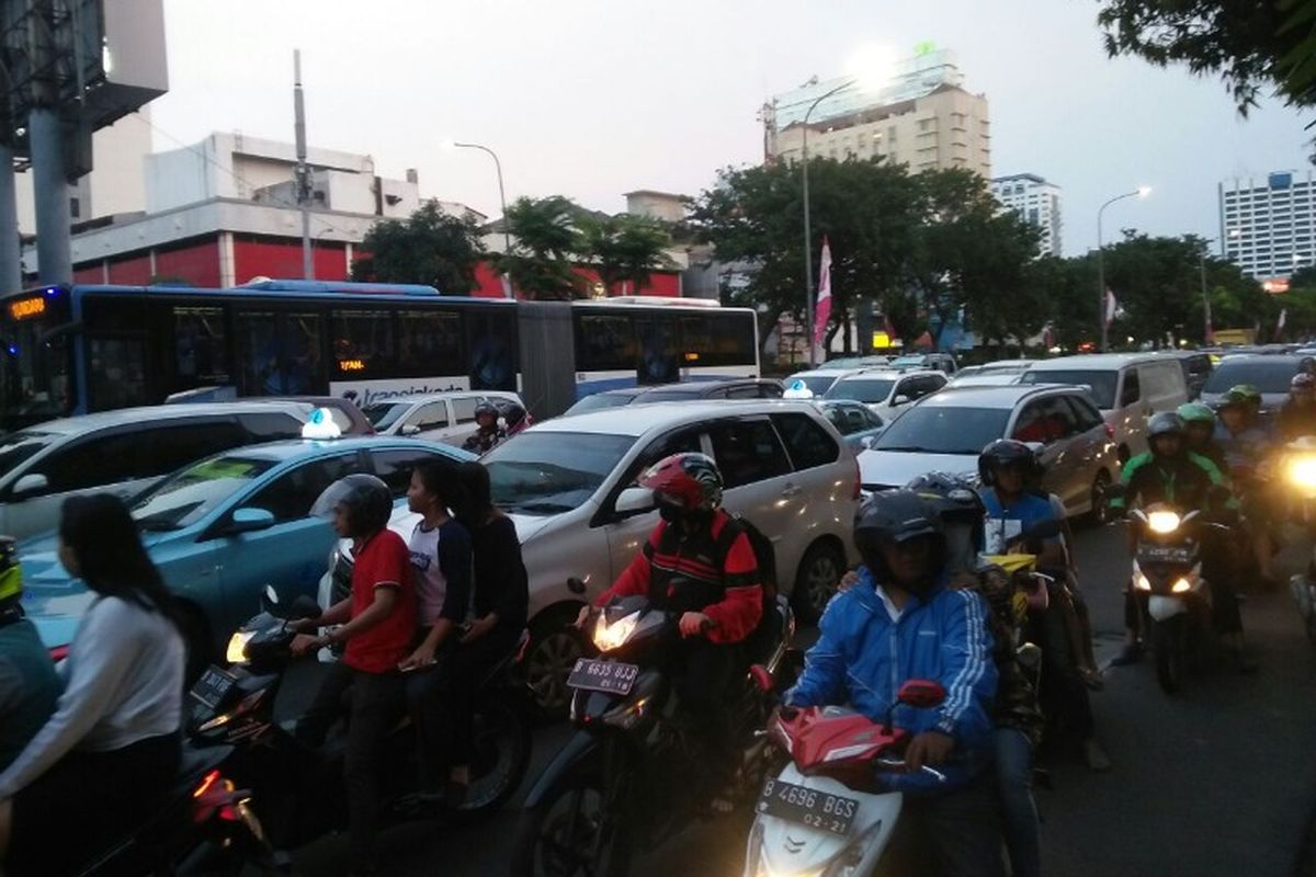 Kendaraan memadati Jalan Hayam Wuruk Glodok, Jakarta Barat pada Minggu (4/2/2018) usai Karnaval Cap Go Meh.