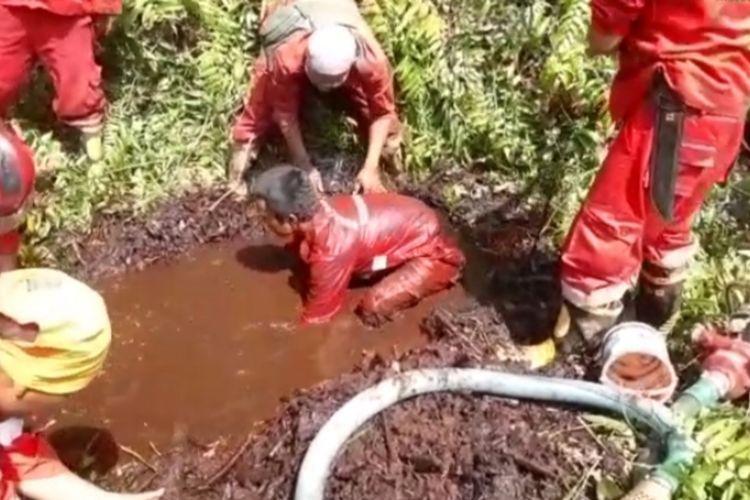 Petugas Manggala Agni Dumai menggali gambut pakai tangan untuk mendapatkan sumber air untuk menyiram titik api karhutla di Kota Dumai, Riau, Rabu (26/4/2023).