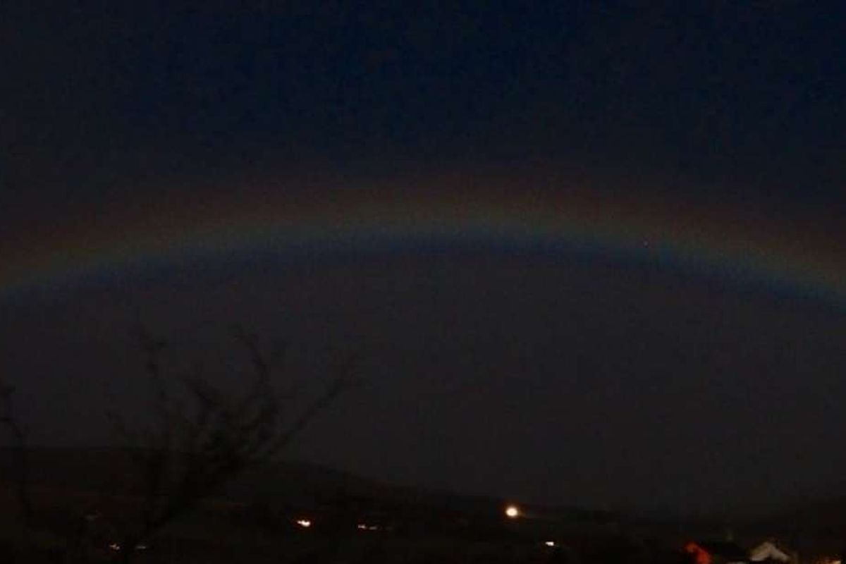 Moonbow atau pelangi yang muncul di malam hari adalah salah satu fenomena sangat langka. Beruntung ada yang berhasil menangkap momen ini.