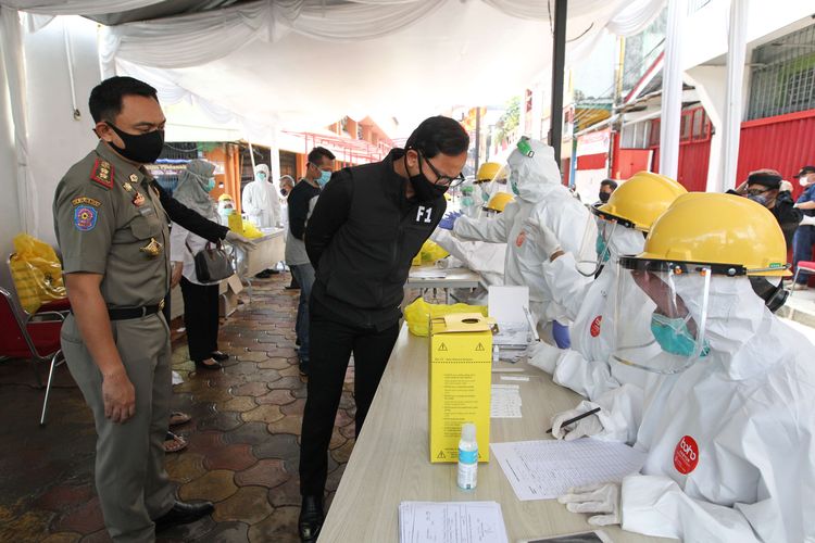 Walikota Bogor,  Bima Arya Sugiarto meninjau uji cepat (rapid test) massal Covid-19 yang digelar Dinas Kesehatan Kota Bogor di Pasar Bogor, Kota Bogor, Rabu (29/4/2020). Rapid test untuk mencegah penyebaran wabah Covid-19.