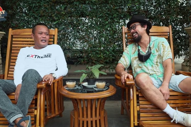 Komedian Sule dan Presenter Denny Sumargo mengobrol bersama.