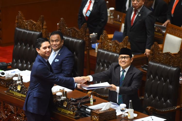 Wakil Ketua DPR RI Koordinator Bidang Koordinator Kesejahteraan Rakyat (Korkesra) Abdul Muhaimin Iskandar menerima laporan dari Wakil Ketua Komisi IV DPR RI Budisatrio Djiwandono terkai pembahasan RUU KSDAHE dalam Rapat Paripurna Ke-21 Masa Persidangan V Tahun Sidang 2023-2024 di Gedung Nusantara II, DPR RI, Senayan, Jakarta, Selasa (9/7/2024).