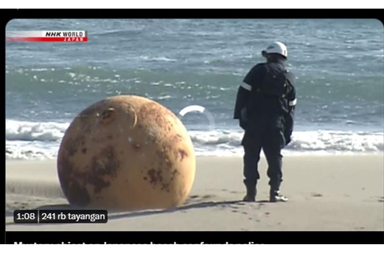 Bola besi besar misterius di pantai Jepang