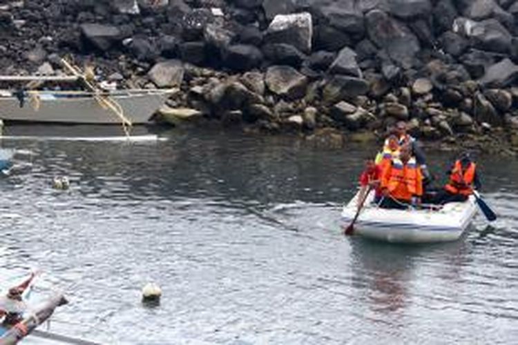 Anggota Tim Basarnas Manado terus berupaya melakukan pencarian terhadap korban tenggelam yang terseret arus sungai Sario.