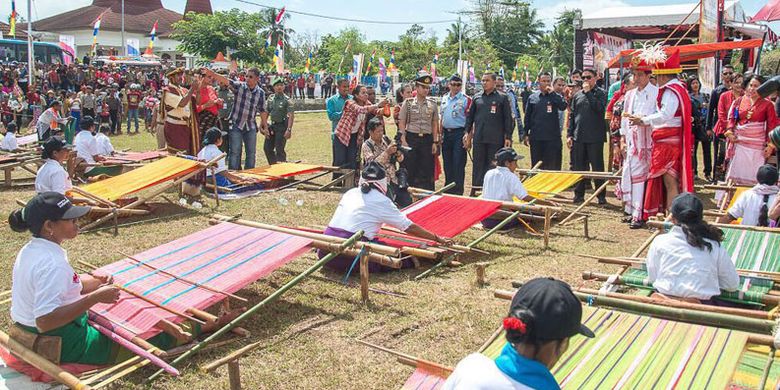 Presiden Joko Widodo menghadiri Parade 1001 Kuda Sandelwood dan Festival Tenun Ikat Sumba 2017 di Tambolaka, Sumba Barat Daya, Nusa Tenggara Timur, Rabu (12/7/2017). NTT juga akan menggelar perhelatan internasional bertajuk Tour de Flores pada 14-20 Juli 2017. Turut mendampingi Presiden dan Ibu Negara Iriana Joko Widodo antara lain Menteri Sekretaris Negara Pratikno, Gubernur Nusa Tenggara Timur Frans Lebu Raya dan Bupati Sumba Barat Daya Markus Dairo Talu.