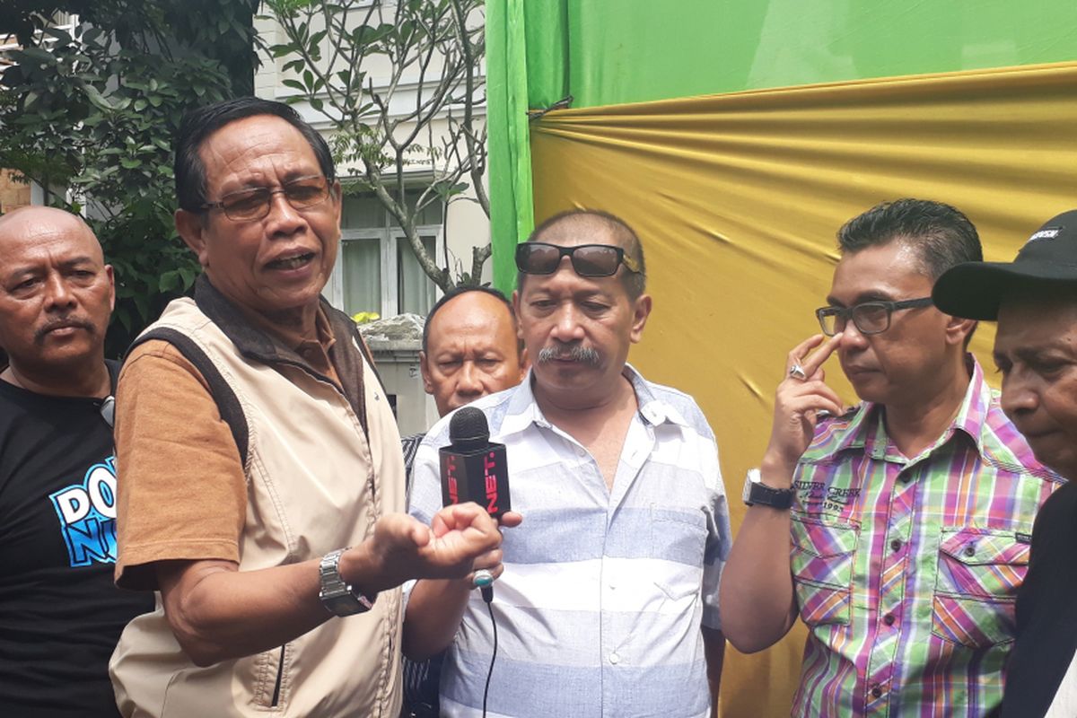 Pelawak Tarzan, Polo, dan Derry diabadikan di Komplek Himalaya, Lippo Karawaci, Tangerang, Kamis (11/5/2017) saat menghadiri upacara potong rambut anak Doyok.