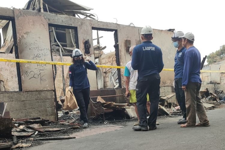Tim Pusat Laboratorium Forensik (Puslabfor) Polri membawa sejumlah serpihan sisa kebakaran usai mendatangi lokasi yang berada di Jalan Simprug Golf II, Grogol Selatan, Kebayoran Lama, Jakarta Selatan, Senin (22/8/2022).