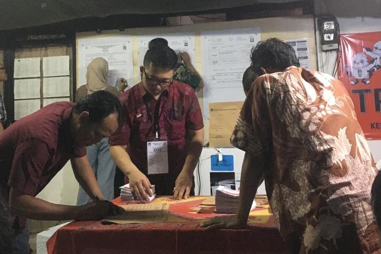 Petugas di TPS 14 Kalicacing melakukan pengecekan berkas di Pemilu 2024