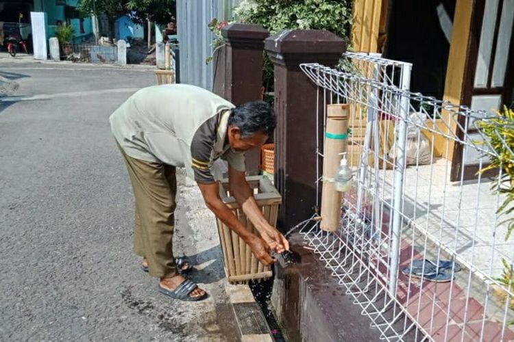 Seluruh rumah di Desa Kadu, Jatigede, Sumedang, Jawa Barat memiliki wastafel berbahan bambu untuk mencuci tangan sebagai pencegahan penyebaran Covid-19. Dok. Pemdes Kadu/KOMPAS.com