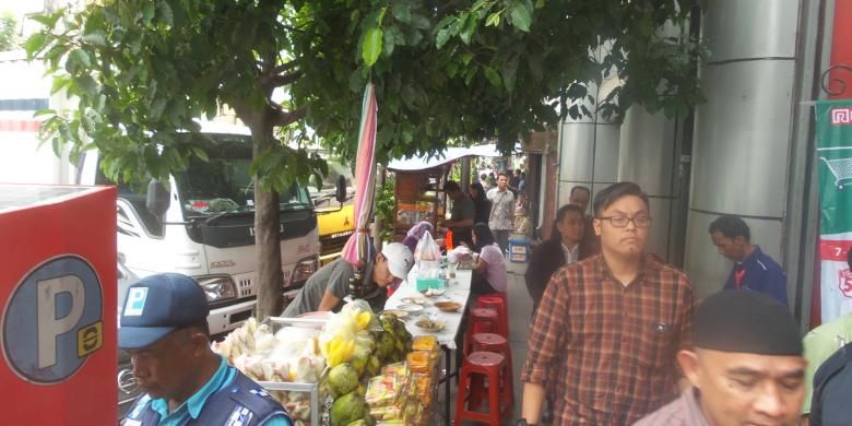 Sejumlah pekerja kantoran yang sedang menyantap makan siang di parkiran Jalan Sabang, Jakarta Pusat, Jumat (15/1/2016) siang. Situasi di jalan yang tak jauh dari kawasan Sarinah itu masih normal. Meskipun pada Kamis kemarin sempat ada aksi peledakan bom di Sarinah.