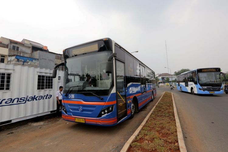 Bus transjakarta vintage series melintas di koridor 13 Cileduk - Tendean, Jakarta Selatan, Senin (14/8/2017). Layanan transjakarta koridor 13 mulai beroperasi hari ini, meskipun beberapa halte di koridor tersebut masih belum bisa difungsikan.