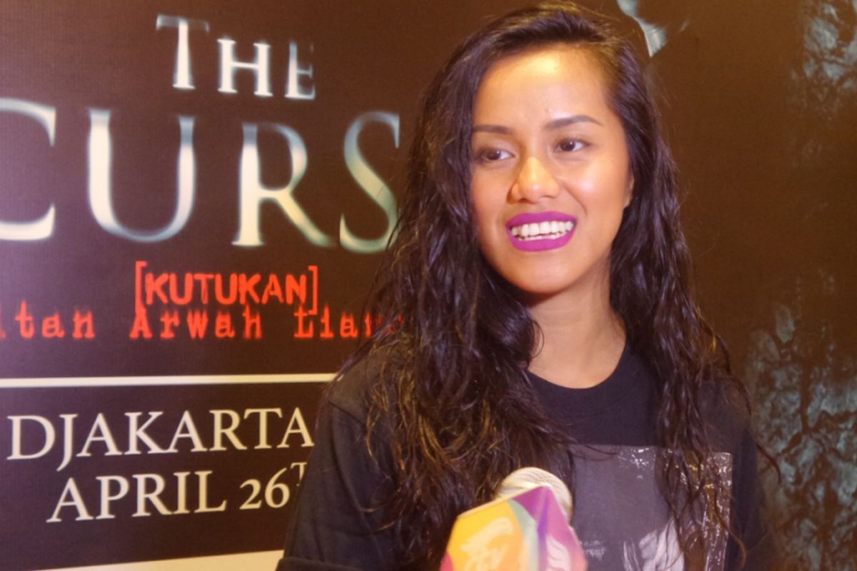 Lia Waode diabadikan usai konferensi pers film The Curse di Djakarta Theatre, Jakarta Pusat, Rabu (26/4/2017).