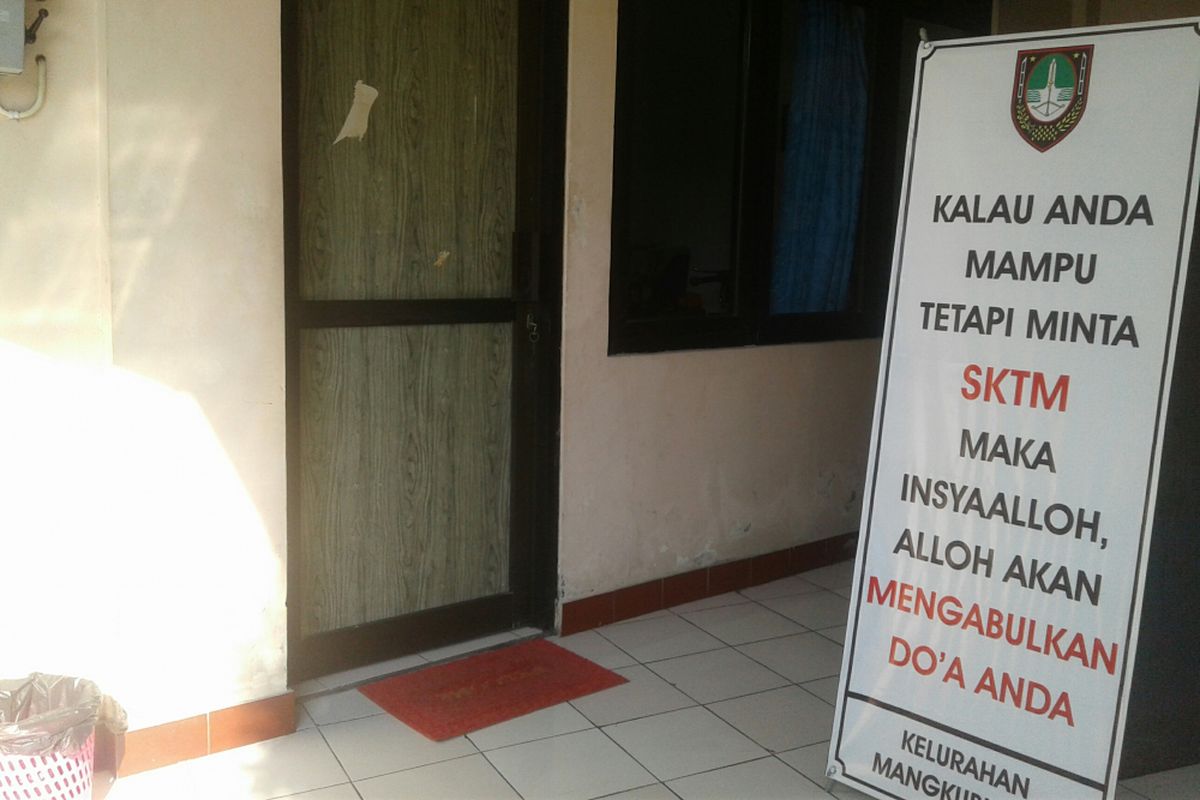 Kelurahan Mangkubumen, Solo, Jawa Tengah memasang banner untuk mengedukasi warga masyarakat di kelurahan setempat, Kamis (12/7/2018).