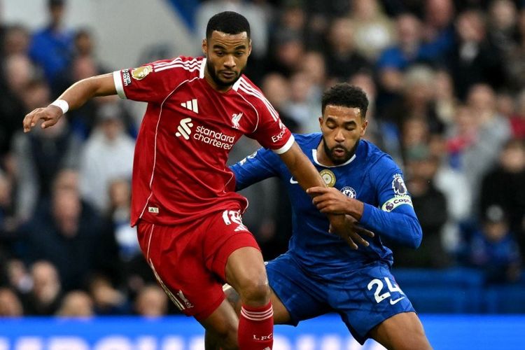 Cody Gakpo bertarung memperebutkan bola dengan Reece James dalam pertandingan sepak bola Liga Inggris antara Chelsea vs Liverpool di Stamford Bridge di London pada 4 Oktober 2025. (Foto oleh Glyn KIRK / AFP)