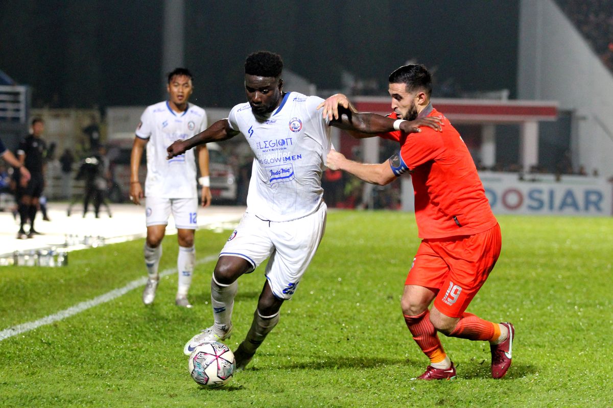 Pemain Arema FC Abel Camara sedang berebut bola dengan pemain Borneo FC Javlon Guseynov saat pertandingan leg kedua Final Piala Presiden 2022 yang berakhir dengen skor 0-0 di Stadion Segiri Samarinda, Minggu (17/7/2022) malam. Artikel ini berisi link live streaming Arema FC vs Borneo FC.