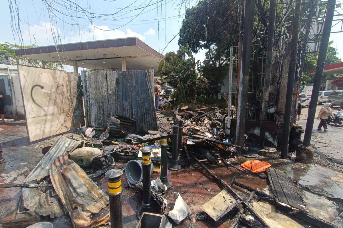 Tumpahan bensin eceran menyebabkan sebuah usaha tambal ban satu unit motor di Matraman, Jakarta Timur, ludes terbakar, Rabu (30/8/2023).