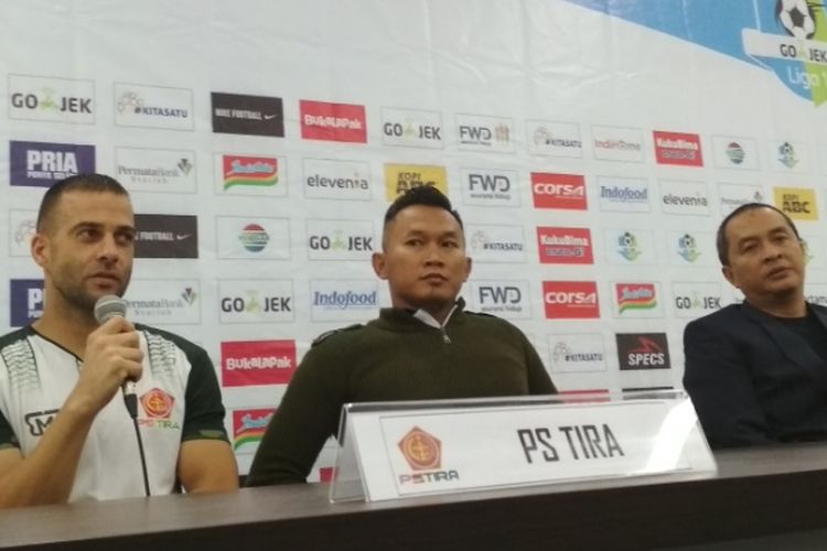 Bomber PS Tira Alexandar Rakic saat menghadiri sesi konferensi pers usai laga kontra Persib Bandung di Stadion Gelora Bandung Lautan Api (GBLA), Senin (26/3/2018).