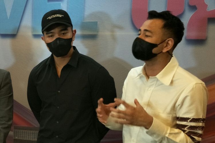 Presenter Raffi Ahmad (kanan) dan rekan bisnisnya, pengusaha Kaesang Pangarep ditemui di salah satu hotel di kawasan Sudirman, Jakarta Pusat, Jumat (1/4/2022).