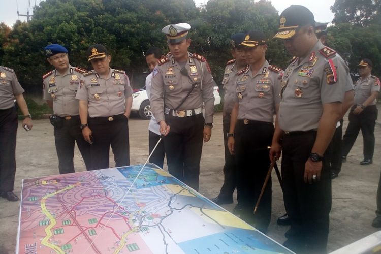 Kasatlantas Polres Garut menjelaskan cara penanganan kemacetan pada Kapolda Jabar, Rabu (11/4/2018).